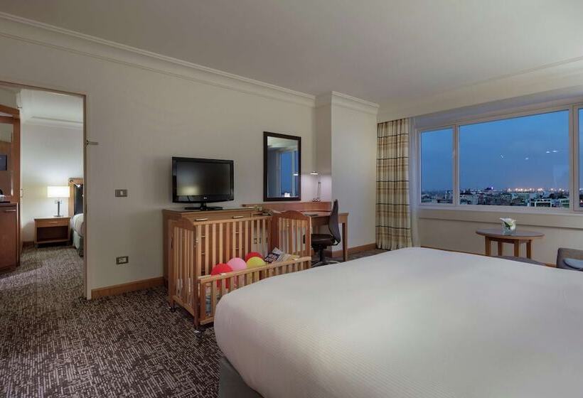 اتاق خانوادگی تودرتو, Adana Hiltonsa