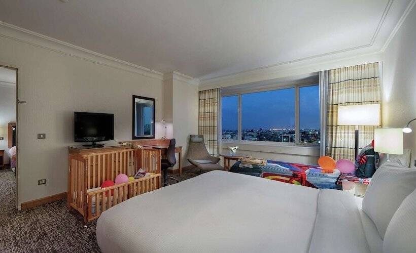 اتاق خانوادگی تودرتو, Adana Hiltonsa