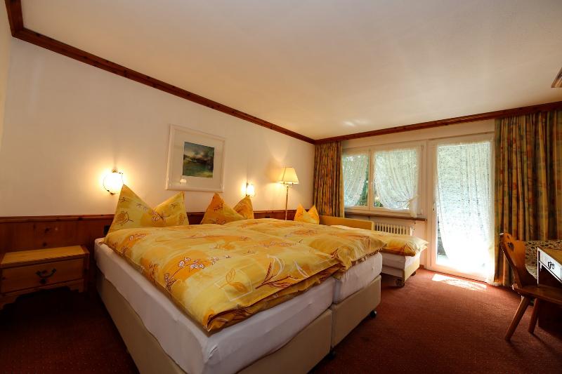 اتاق استاندارد سه نفره, Adonis