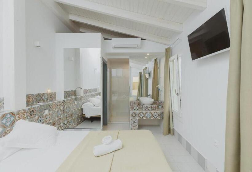 带露台的高档房间, Hostal Gravina