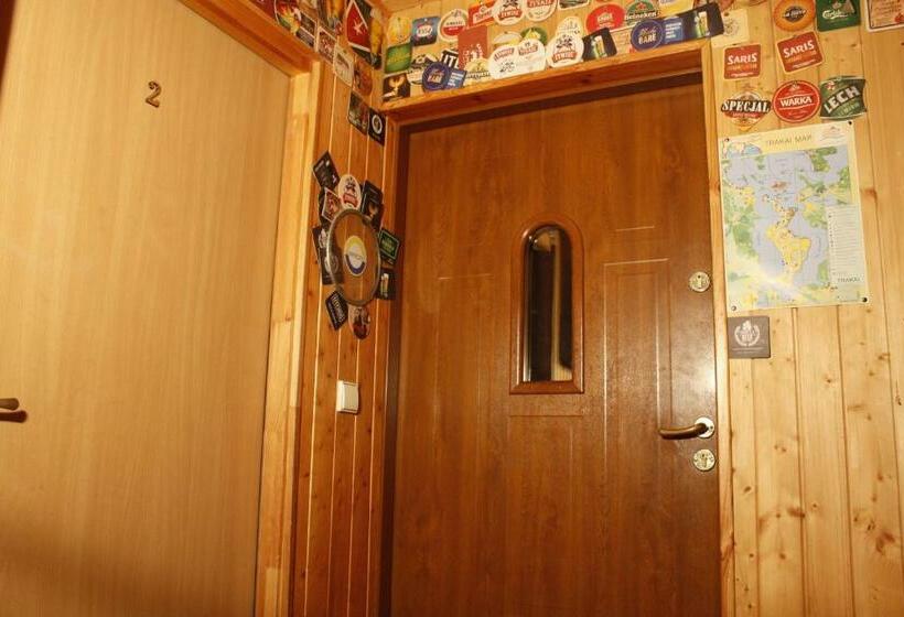 اتاق عادی, The Jolly Man