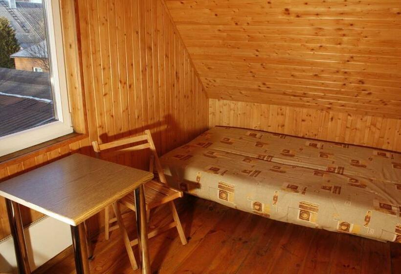 اتاق عادی, The Jolly Man