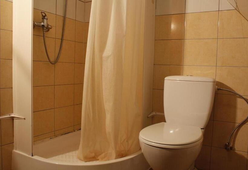 اتاق عادی, The Jolly Man