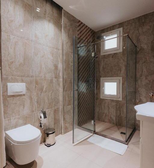 חדר סטנדרט לשלושה עם מרפסת, Tirana Resort Radhime