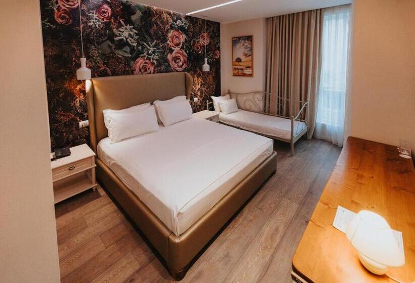 스탠다드 트리플 발코니 룸, Tirana Resort Radhime