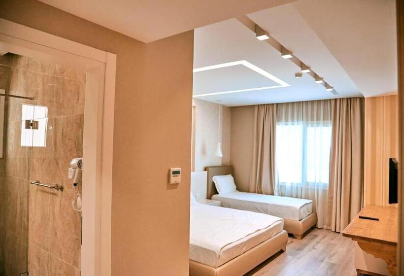 스탠다드 트리플 발코니 룸, Tirana Resort Radhime