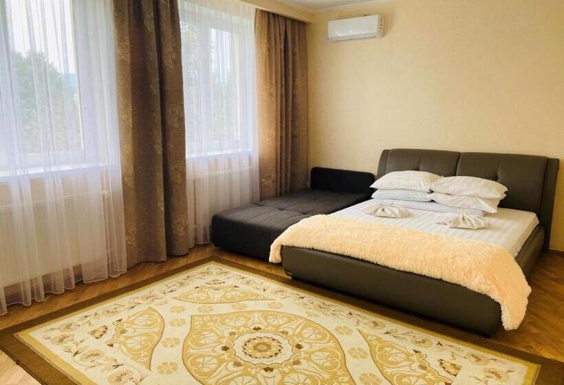 سوییت با چشم‌انداز باغ, Guest House At Lesya Ukrainka