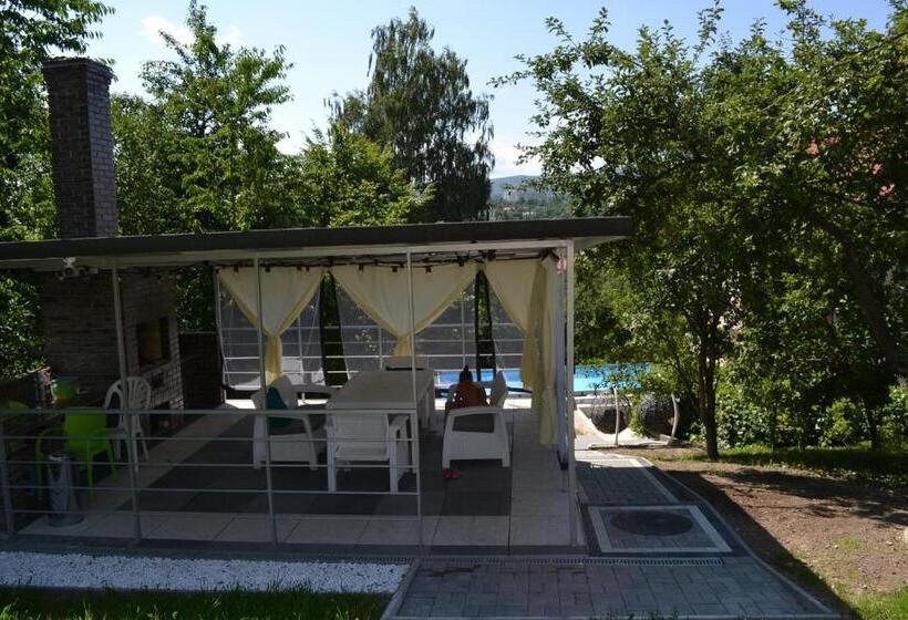 سوییت با چشم‌انداز باغ, Guest House At Lesya Ukrainka