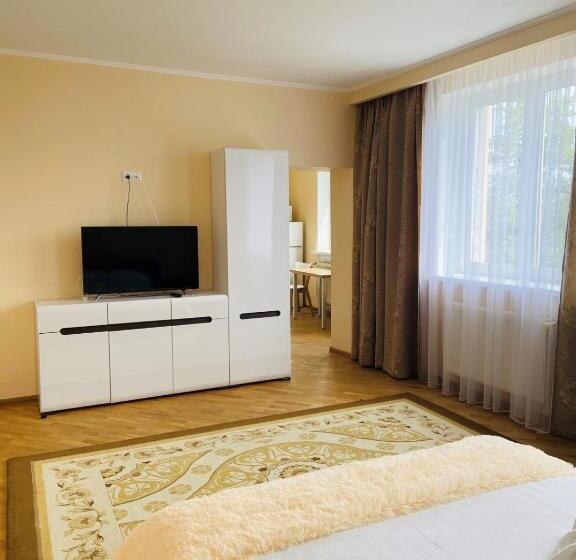 سوییت با چشمانداز باغ, Guest House At Lesya Ukrainka