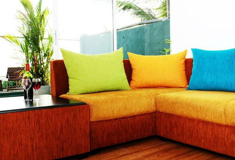 غرفة ديلوكس ذات إطلالة جانبية على البحر, Randiya Beach Villa