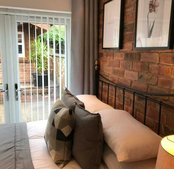 스탠다드 룸, The Larches