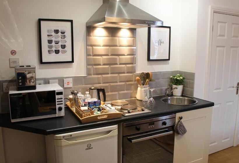 수피리어 룸, The Larches