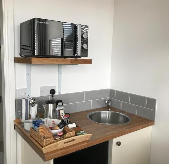 디럭스 스튜디오, The Larches