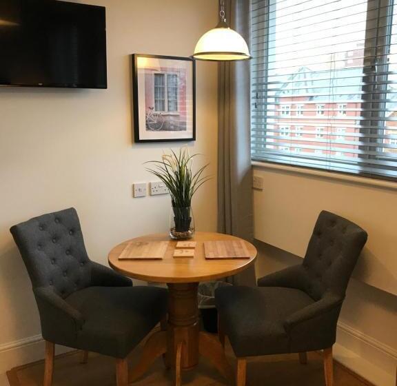 디럭스 스튜디오, The Larches