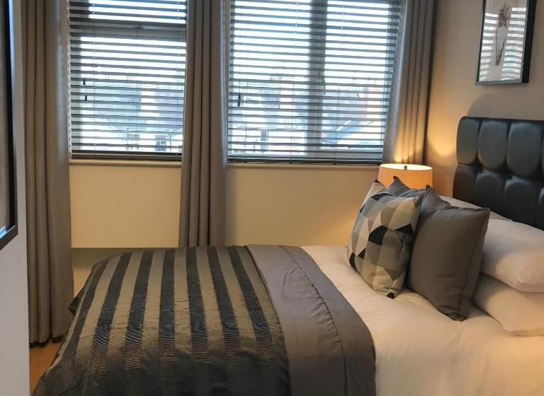 디럭스 스튜디오, The Larches