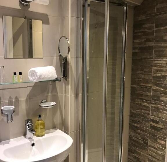 디럭스 룸, The Larches