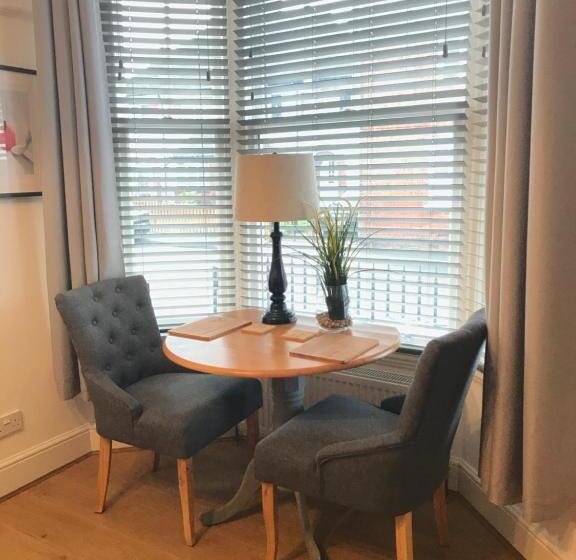 디럭스 룸, The Larches