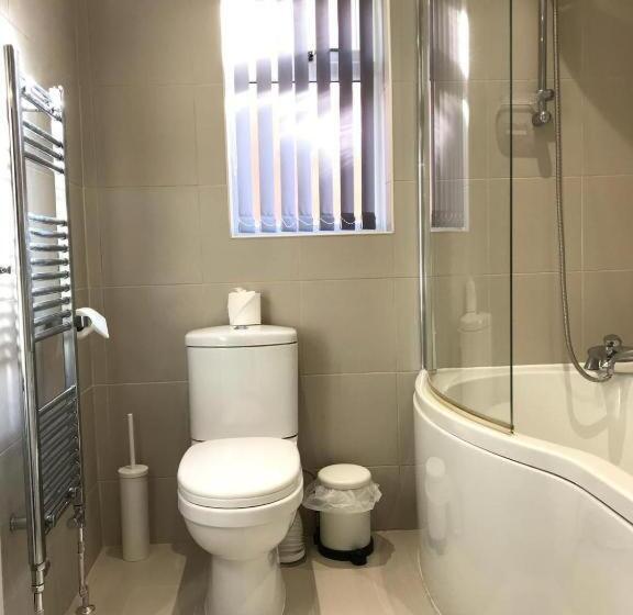 스탠다드 룸, The Larches