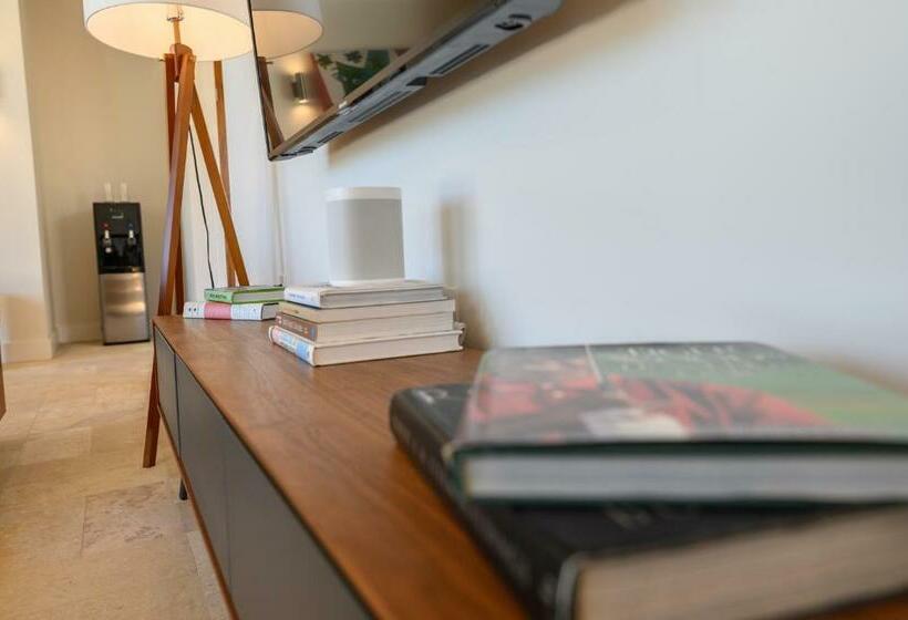 ویلای سوپریور 1 خوابه, Villa Topaz Above West Bay With 360 Degree Views!