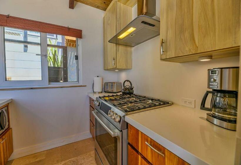 ویلای سوپریور 1 خوابه, Villa Topaz Above West Bay With 360 Degree Views!