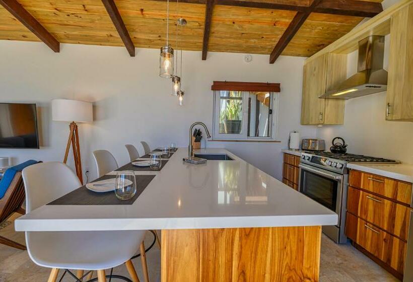 ویلای سوپریور 1 خوابه, Villa Topaz Above West Bay With 360 Degree Views!