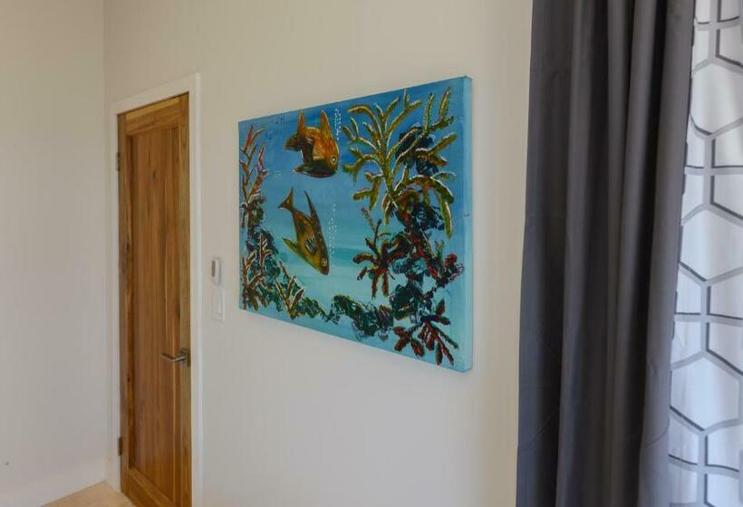 ویلای سوپریور 1 خوابه, Villa Topaz Above West Bay With 360 Degree Views!