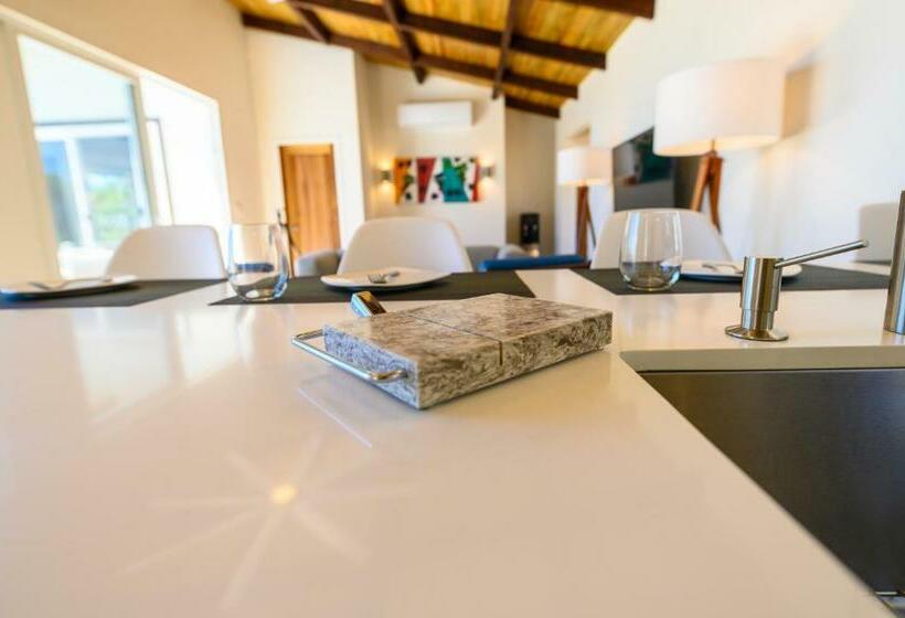 ویلای سوپریور 1 خوابه, Villa Topaz Above West Bay With 360 Degree Views!