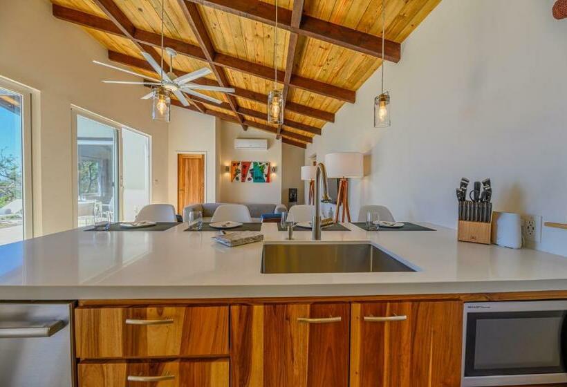 ویلای سوپریور 1 خوابه, Villa Topaz Above West Bay With 360 Degree Views!