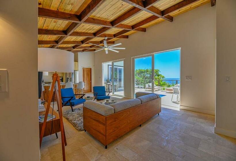 ویلای سوپریور 1 خوابه, Villa Topaz Above West Bay With 360 Degree Views!