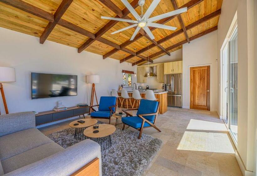 ویلای سوپریور 1 خوابه, Villa Topaz Above West Bay With 360 Degree Views!