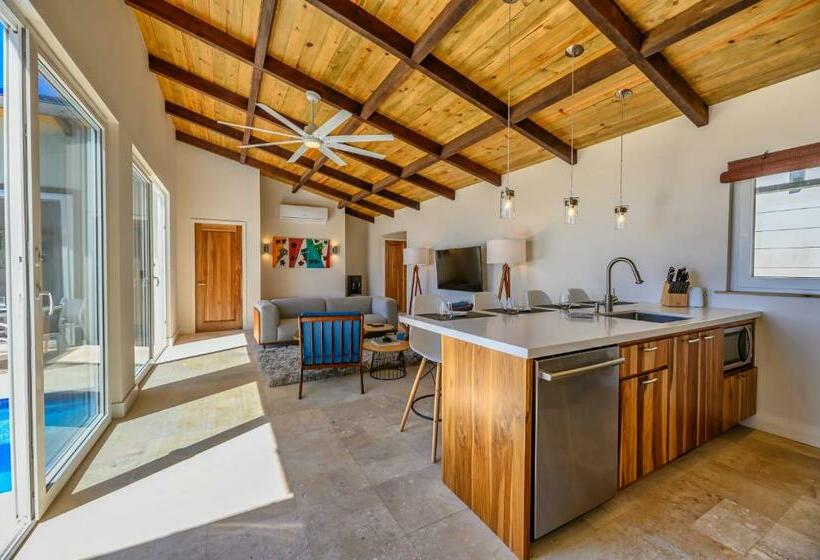 ویلای سوپریور 1 خوابه, Villa Topaz Above West Bay With 360 Degree Views!