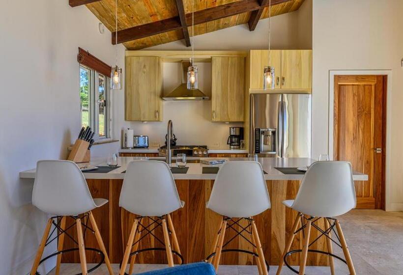 ویلای سوپریور 1 خوابه, Villa Topaz Above West Bay With 360 Degree Views!