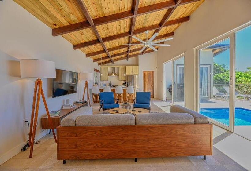 ویلای سوپریور 1 خوابه, Villa Topaz Above West Bay With 360 Degree Views!