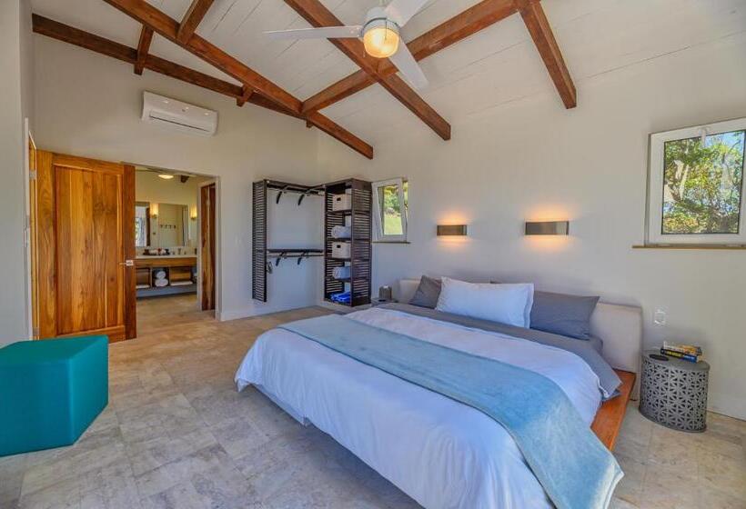 ویلای سوپریور 1 خوابه, Villa Topaz Above West Bay With 360 Degree Views!