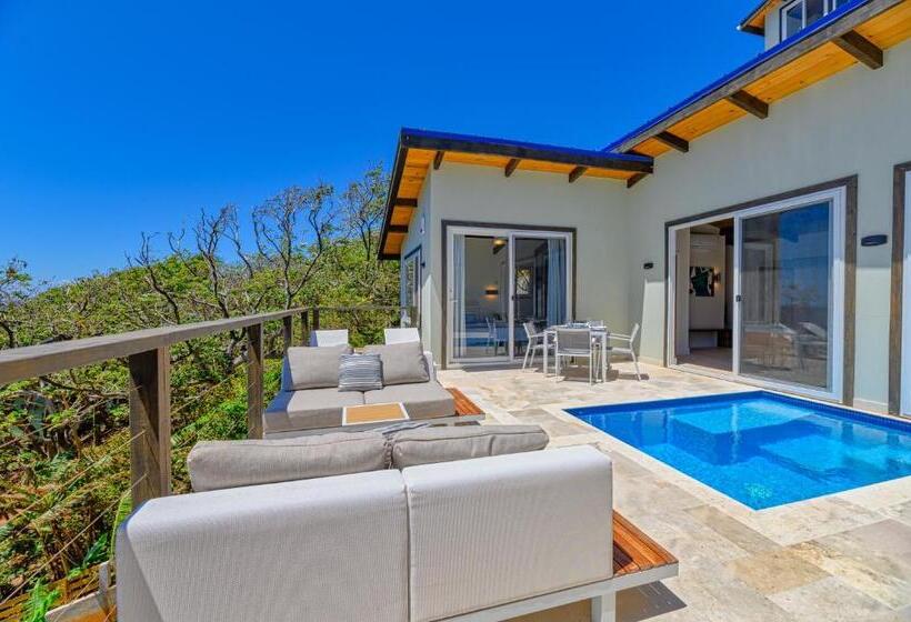 ویلای سوپریور 1 خوابه, Villa Topaz Above West Bay With 360 Degree Views!