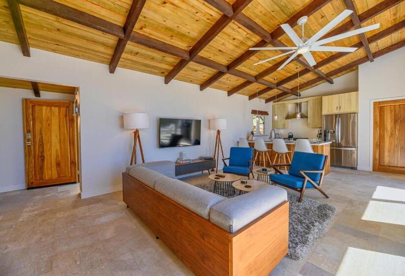 ویلای سوپریور 1 خوابه, Villa Topaz Above West Bay With 360 Degree Views!