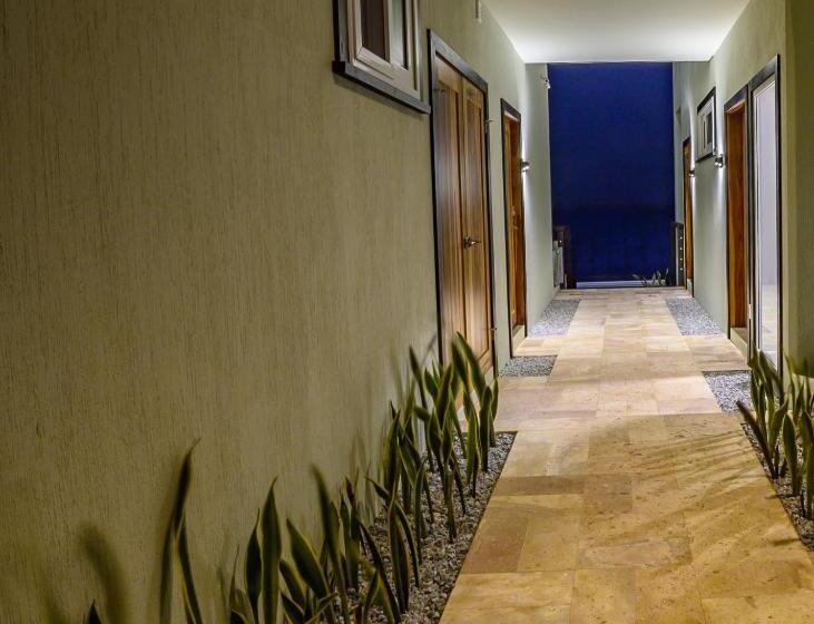 ویلای سوپریور 1 خوابه, Villa Topaz Above West Bay With 360 Degree Views!