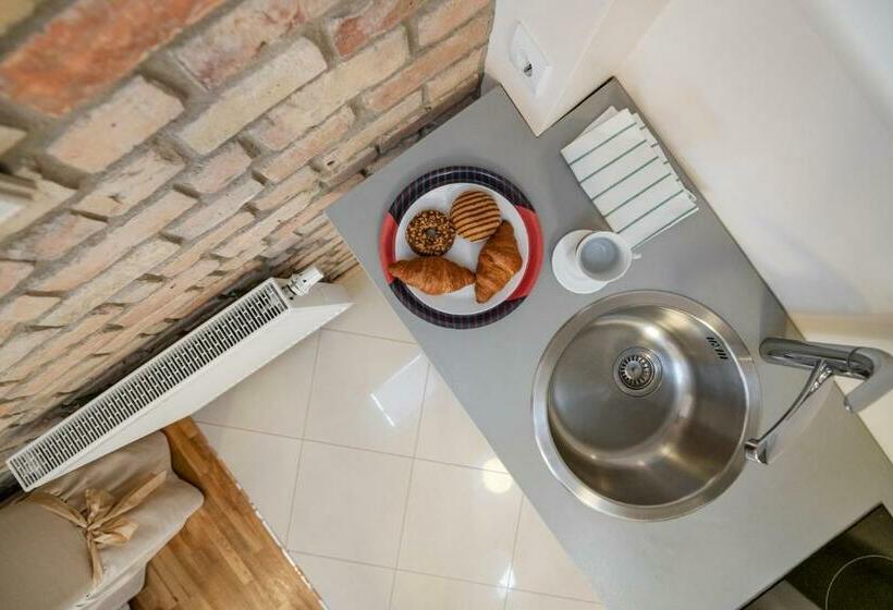 デラックススタジオ, Stepono Apartments