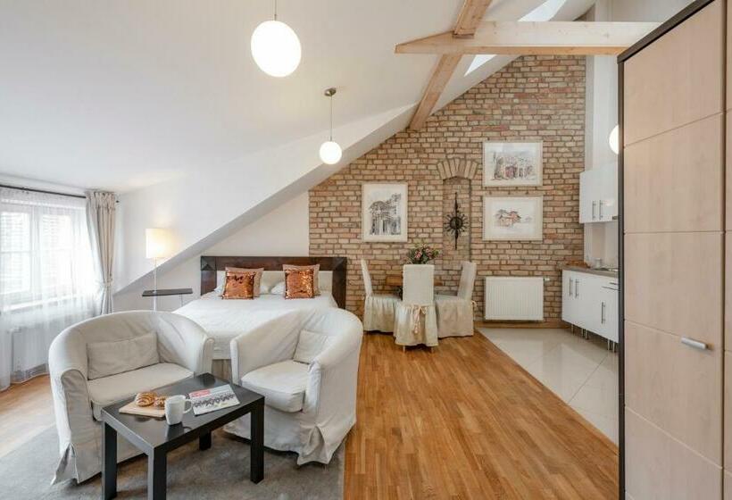 デラックススタジオ, Stepono Apartments