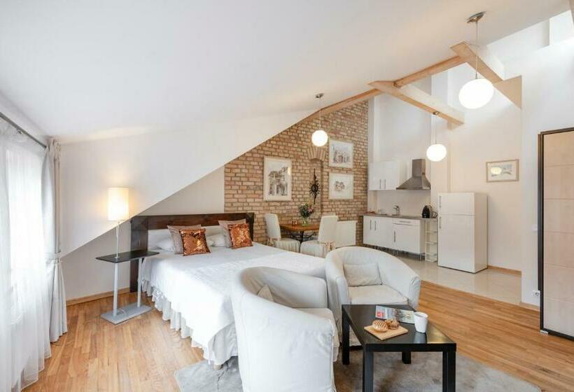 デラックススタジオ, Stepono Apartments