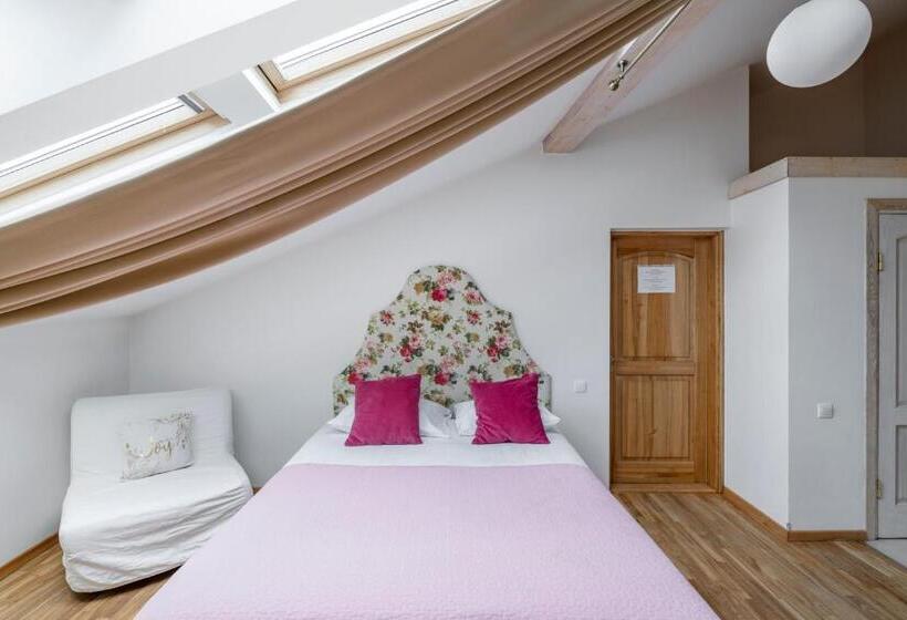 スーペリアスタジオ, Stepono Apartments