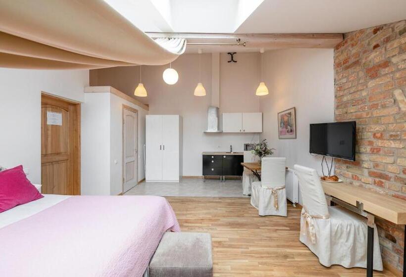 スーペリアスタジオ, Stepono Apartments