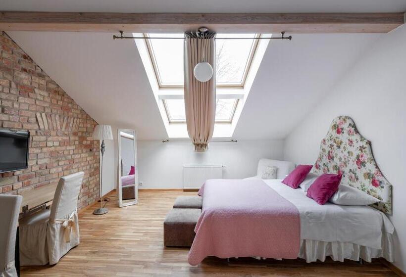 スーペリアスタジオ, Stepono Apartments