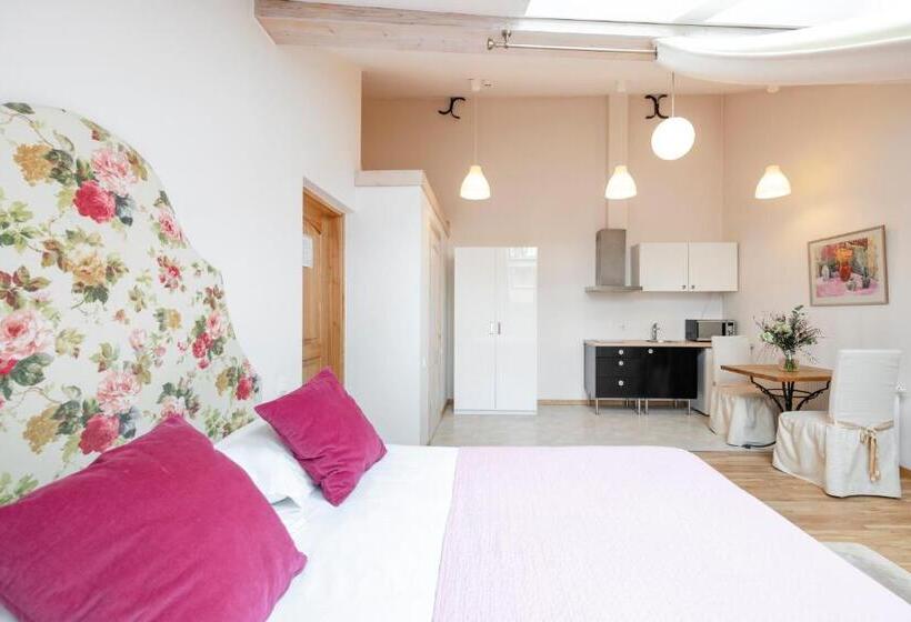 スーペリアスタジオ, Stepono Apartments