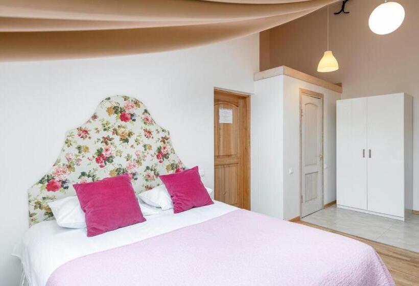 スーペリアスタジオ, Stepono Apartments