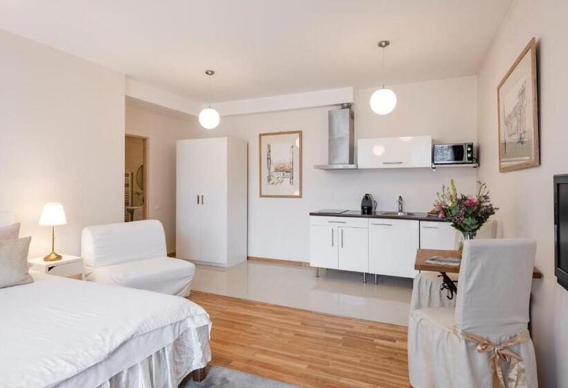 デラックススタジオ, Stepono Apartments