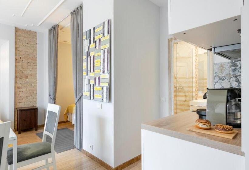 スイート, Stepono Apartments