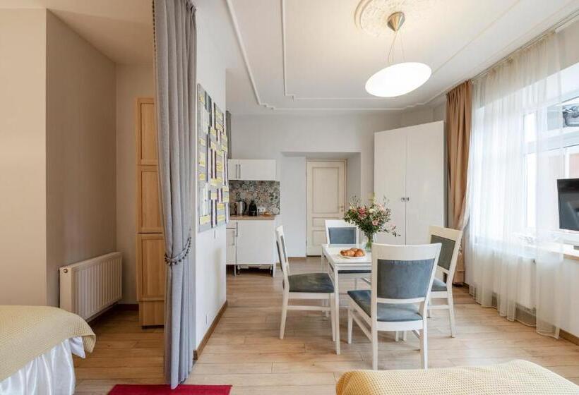 スイート, Stepono Apartments