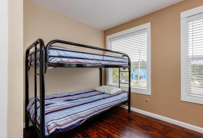 شقة غرفة واحدة, The Whale At Sandstone Point