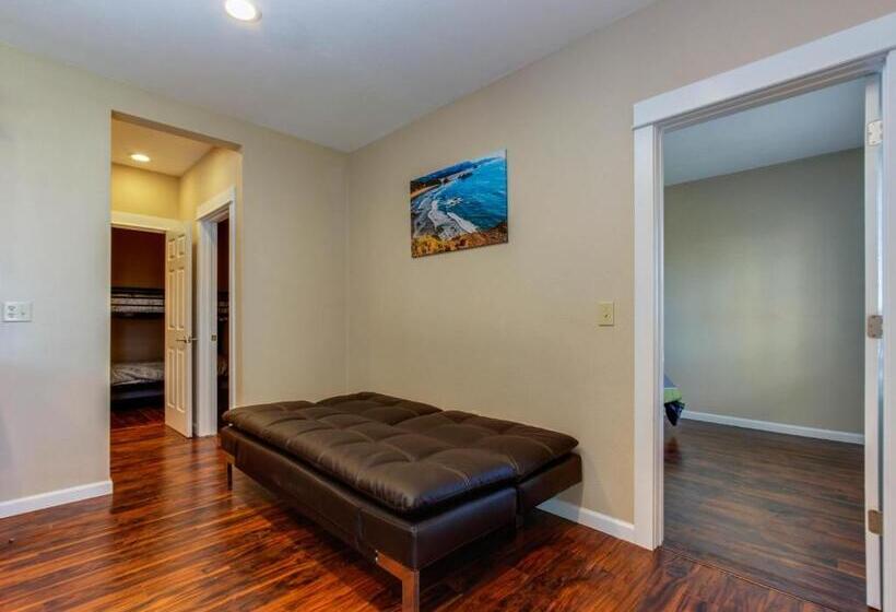 جناح, The Whale At Sandstone Point